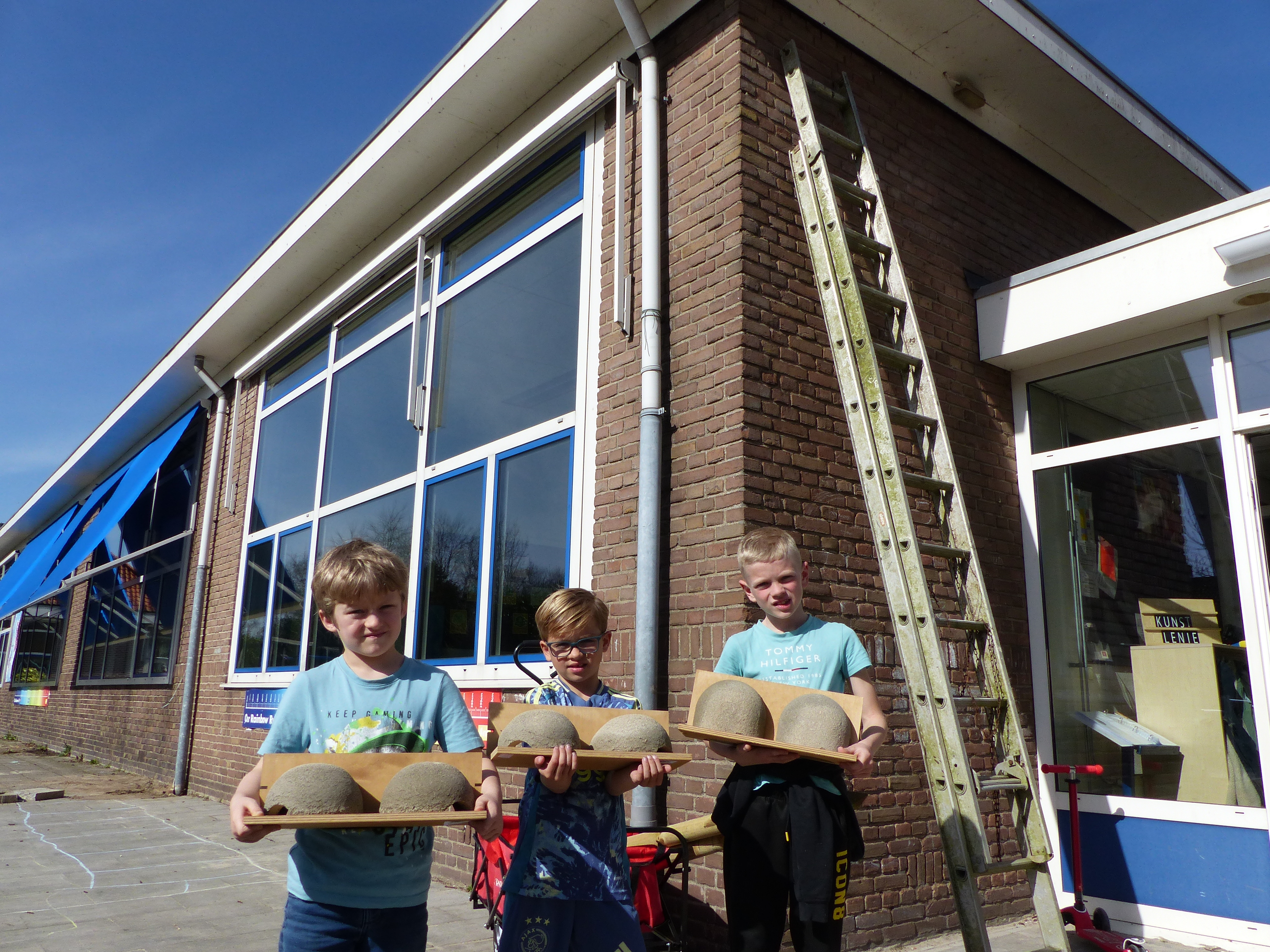 Kinderen met kunstnesten op de Joseph Lokin school