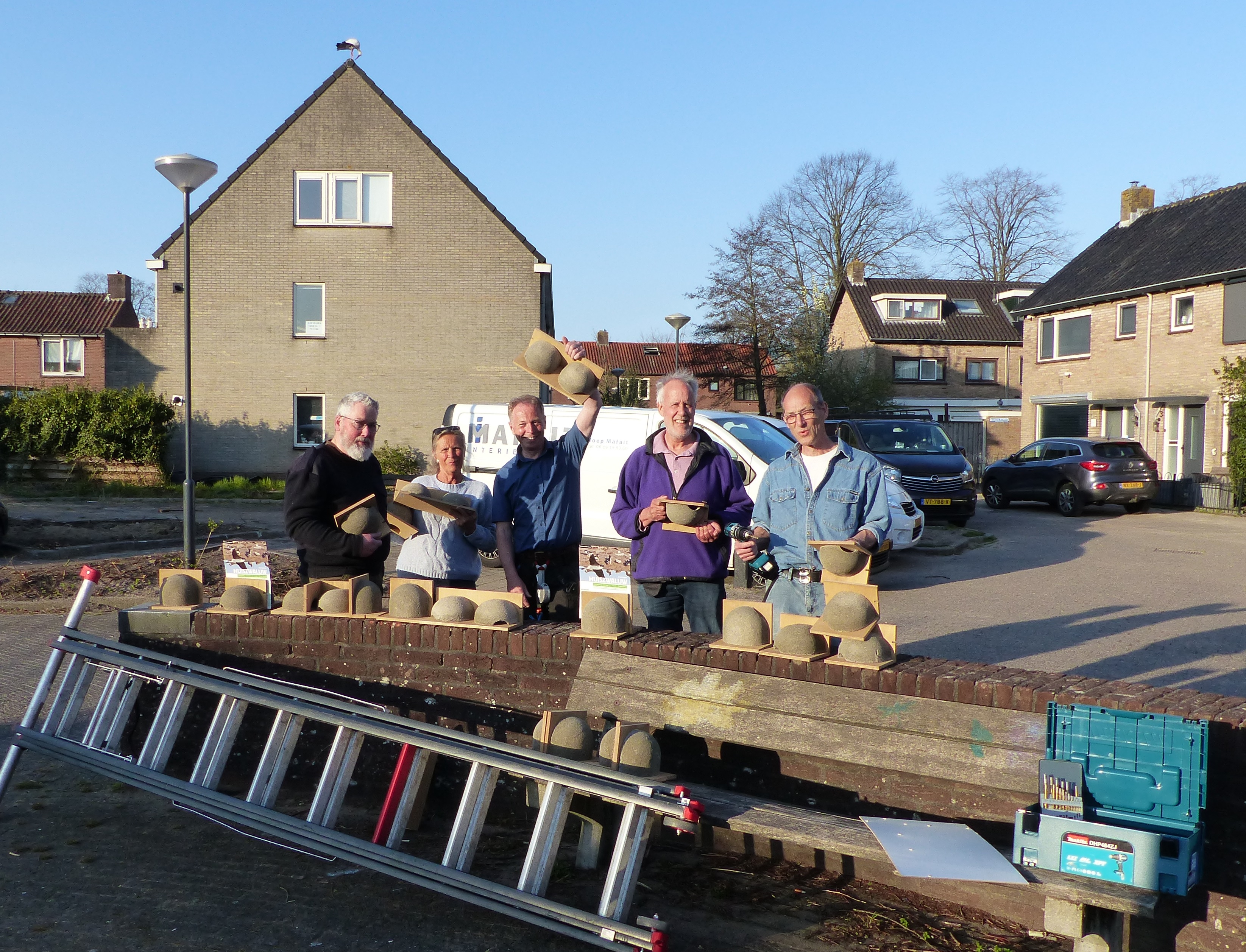 Het huiszwaluwteam met kunstnesten